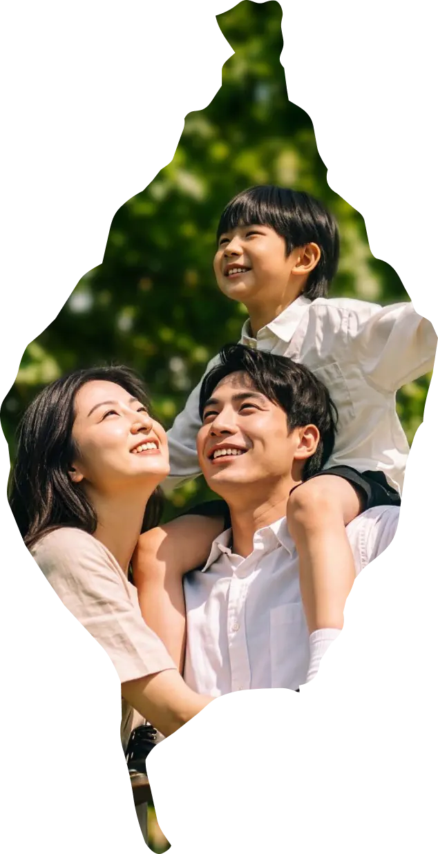 Gia đình trẻ trong khung hình chiếc lá