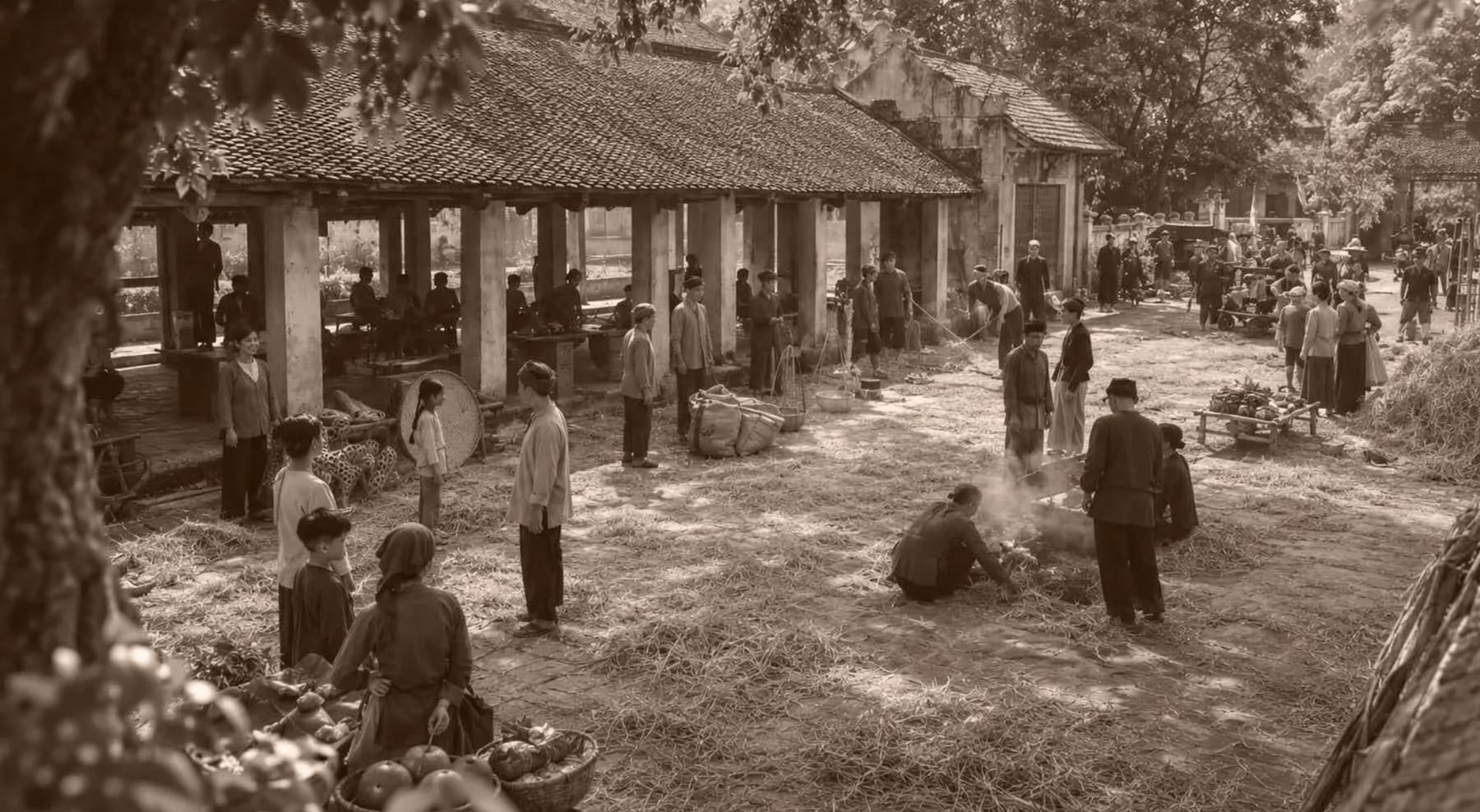 Sân đình làng với mái ngói và người dân tụ họp